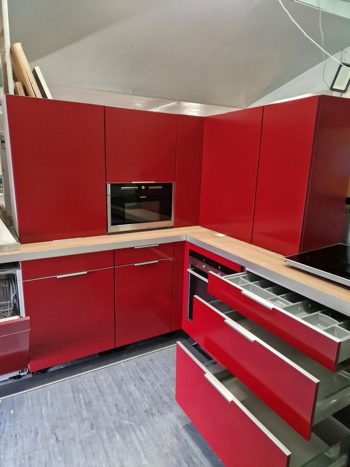 Küche in Rot mit Geräten in Herne
