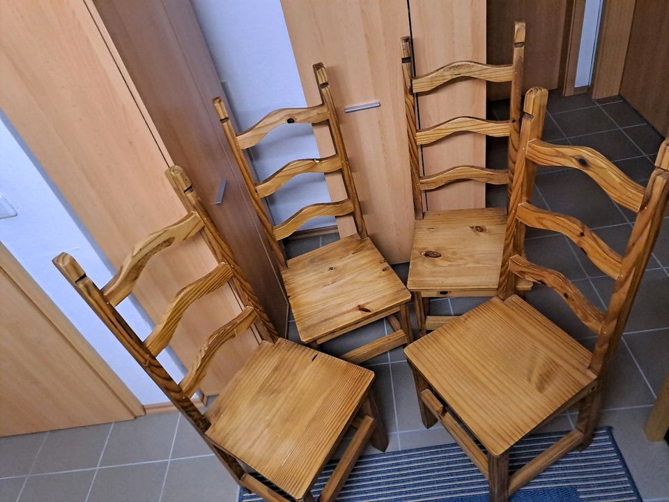 4 Stühle aus Echtholz in Reinbek