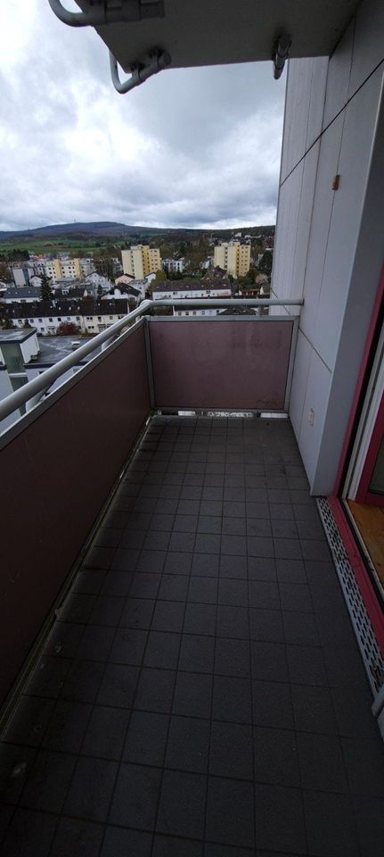 Renovierte 3 Zimmer Wohnung im 8.Stock mit Einbauküche und Balkon und Blick über Bad Nauheim in Bad Nauheim