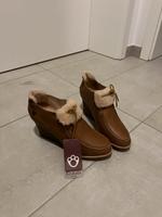 Ugg Winterschuhe Keilabsatz 40 **neu mit Etikett** Kr. München - Höhenkirchen-Siegertsbrunn Vorschau