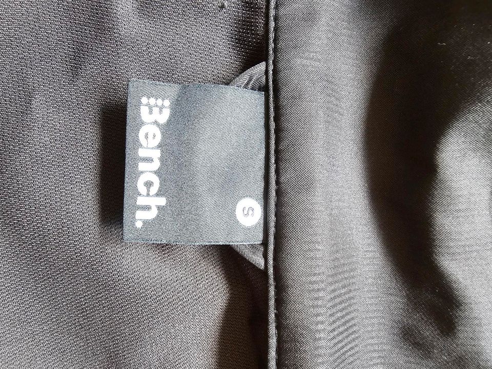 Bench Windbreaker Jacke Gr. S in Bielefeld