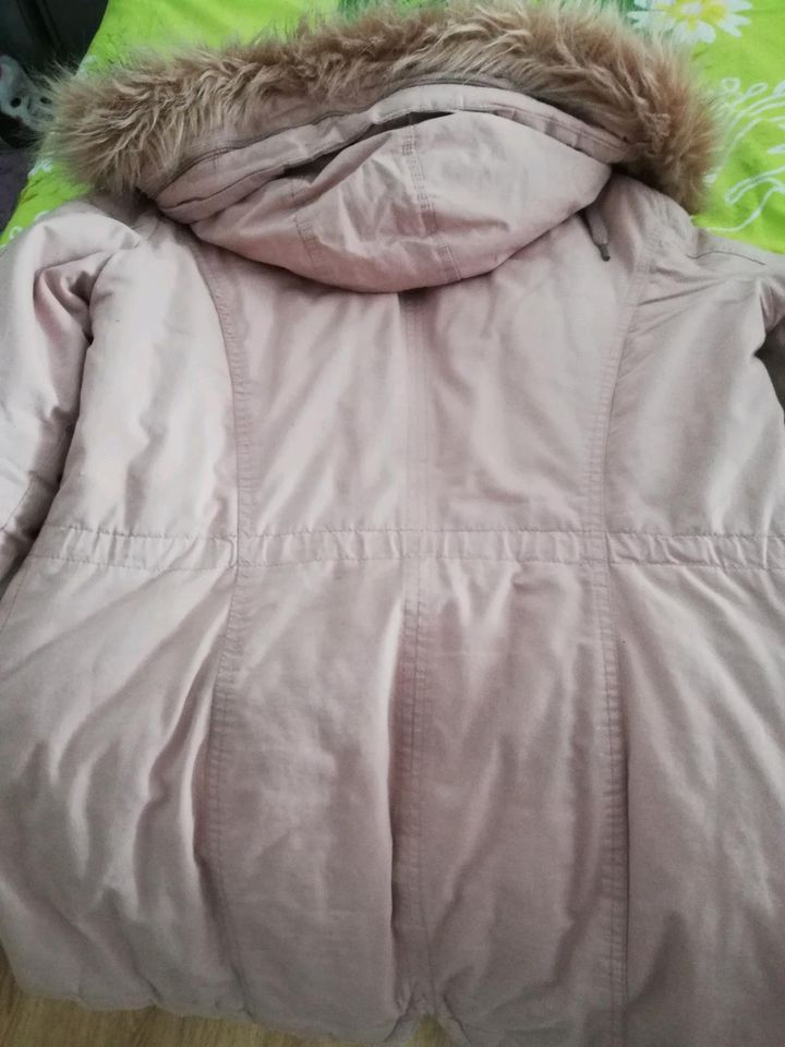 Winterjacke mit Kapuze in München