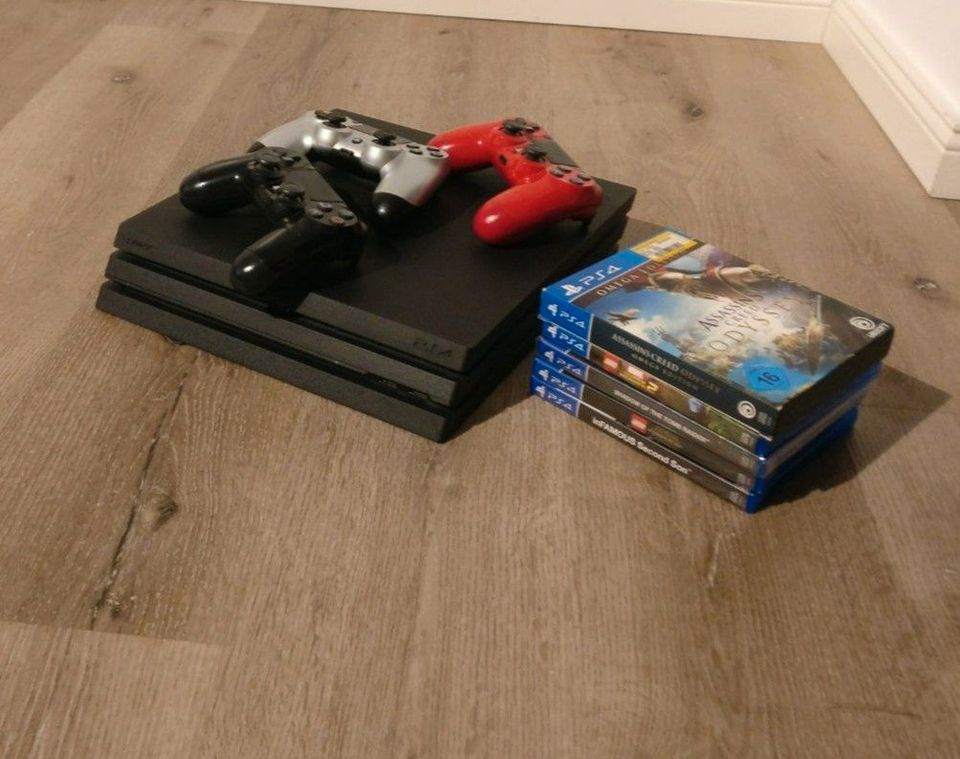 PS 4 Pro mit Controllern und Spielen in Meerbusch