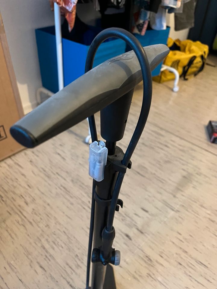 Air pump for bike wheels in Köln