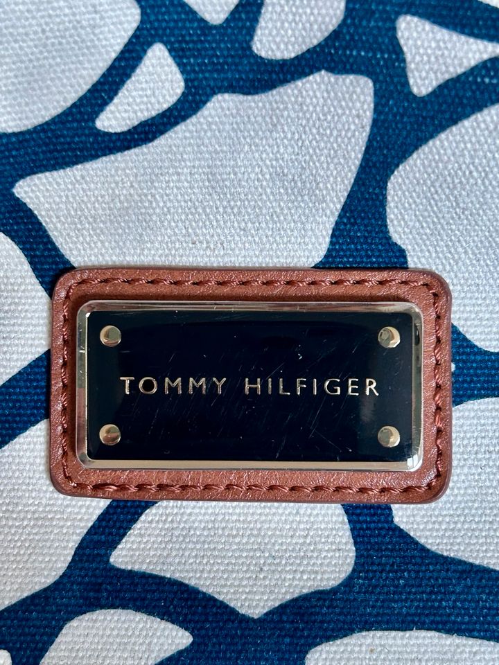 TOMMY HILFIGER Weekender Tasche in Germering