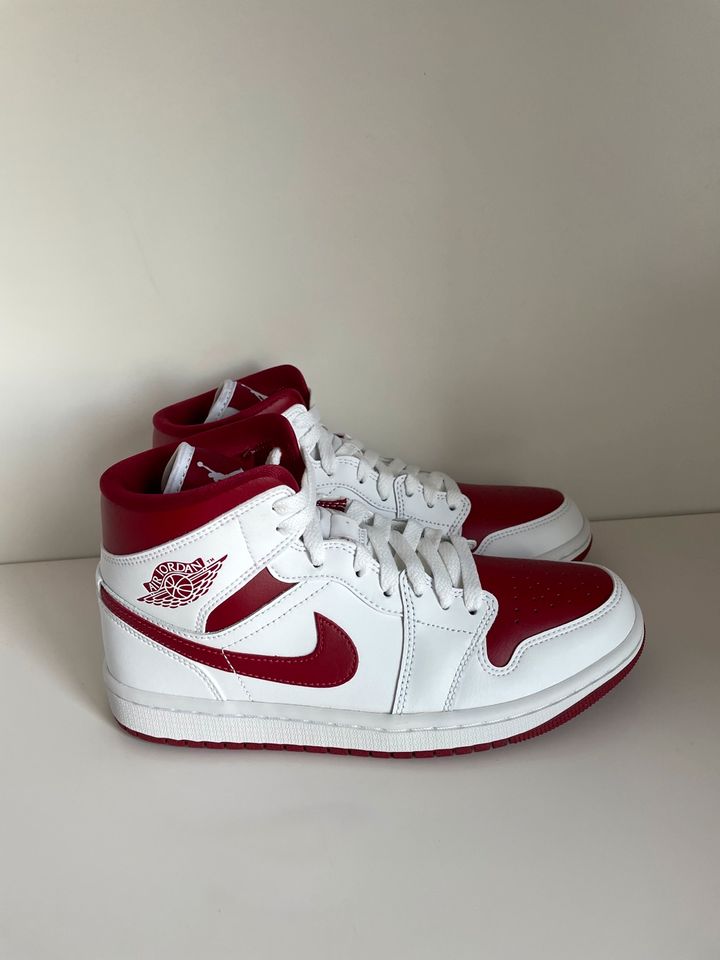 Nike Jordan 1 Mid Reverse Chicago Pomegranate EU38 Neu Gewerblich in Hamburg