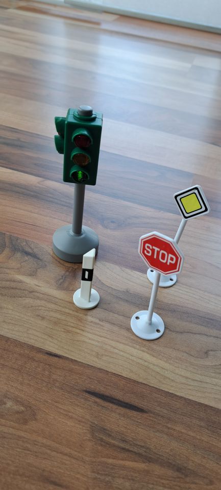 Ampel und Verkehrszeichen 4teilig in Niederlauer