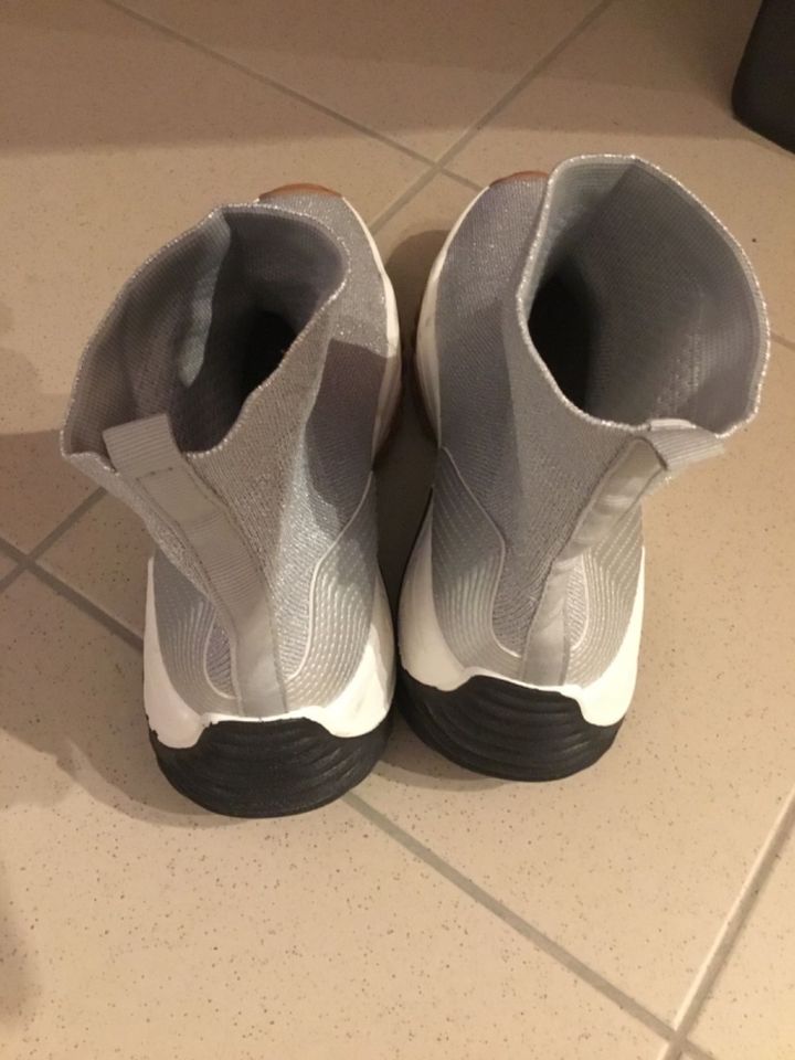 Silberne Schuhe Gr. 41 kaum getragen in Oberstenfeld