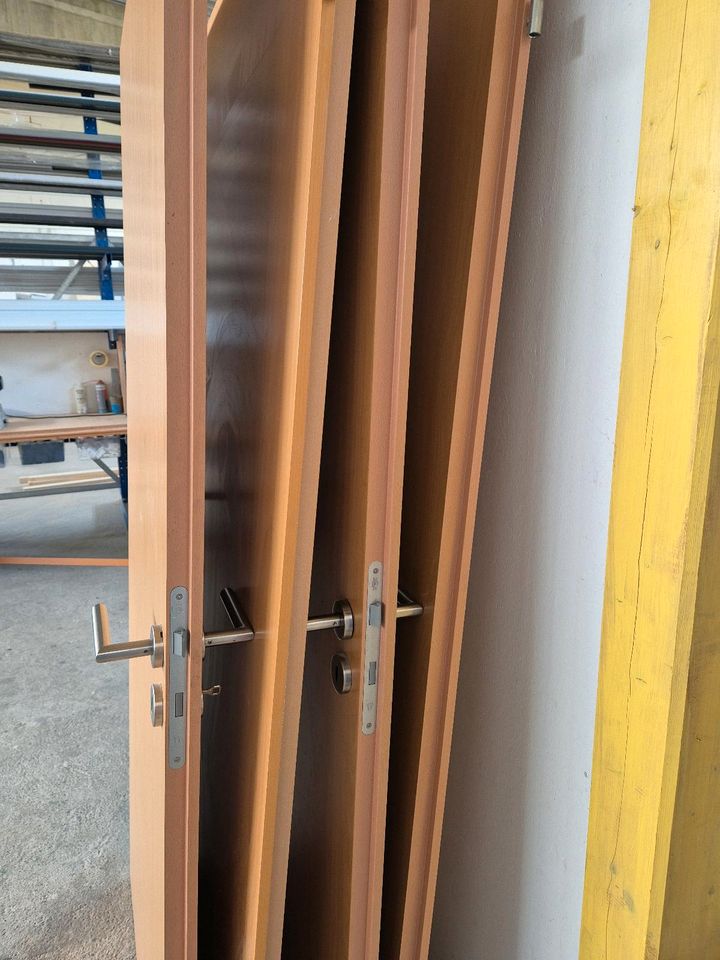 Zwei Türblätter ohne Rahmen in Bad Wörishofen