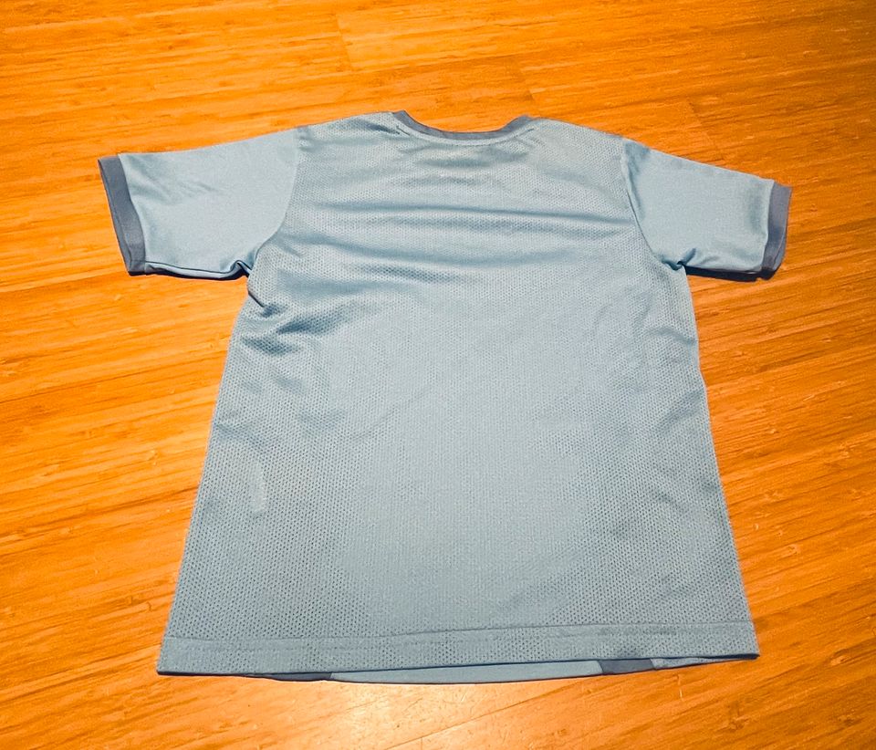 Hellblaues Sport, T-Shirt von Puma Größe 128 in Groß Rönnau