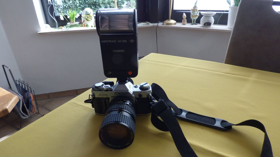 Canon AE-1 Fotokamera mit Zubehör in Altenbeken