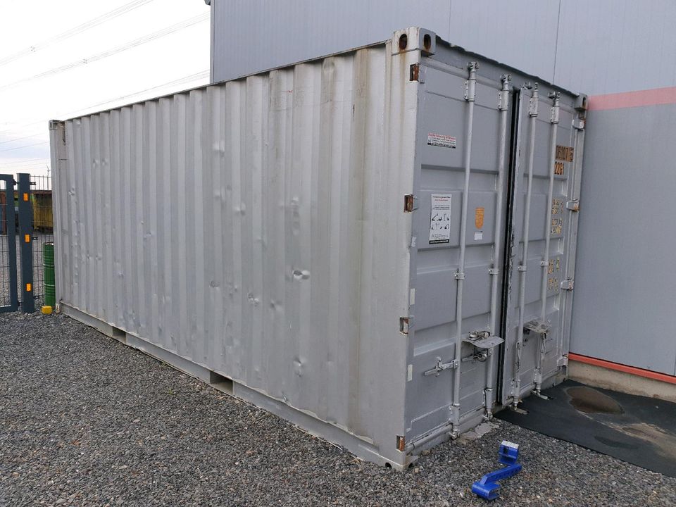 20 Fuß Container Stellplatz Garage mit Motorrad Hebebühne in Möhnesee