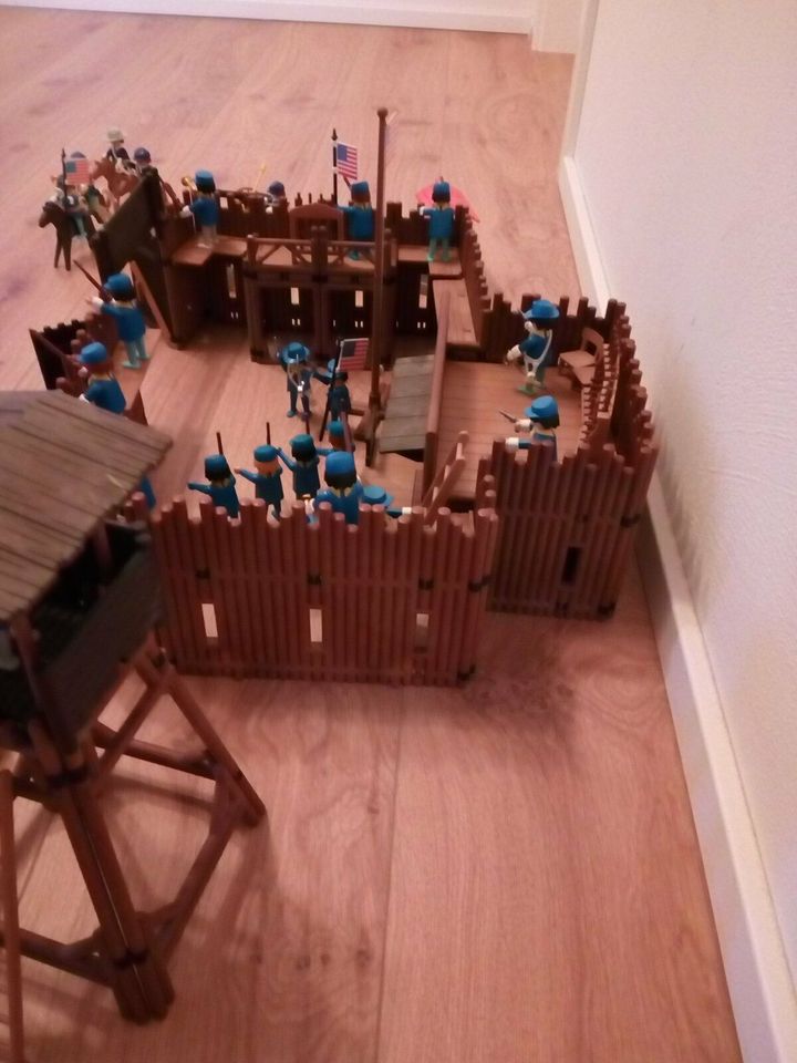 Playmobil Fort mit viel Zubehör in Blankenheim