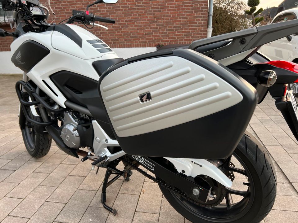 Honda NC700X mit vielen Zubehörteilen aus 1.Hand im TOP-Zustand! in Emmerich am Rhein