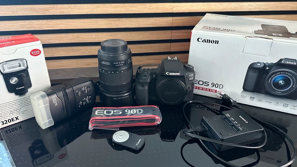 DSLR Canon EOS 90D inkl. Kit EFS 18-135 und Zubehör! in Werneck