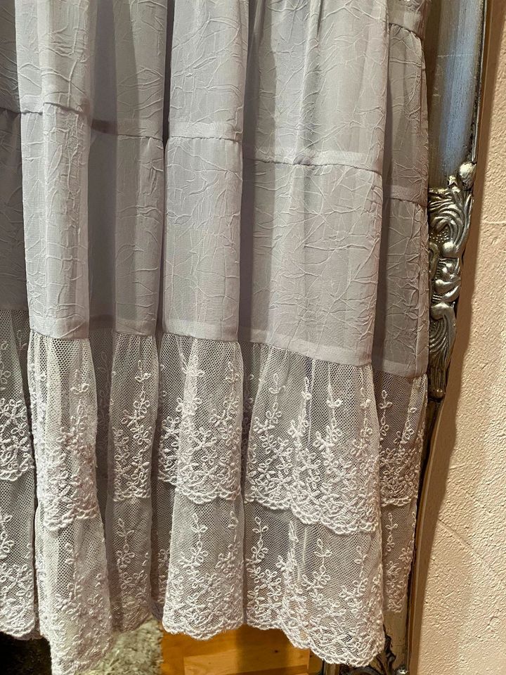 Schönes Kleid von Fornarina, silber-grau mit Spitze in Zeven