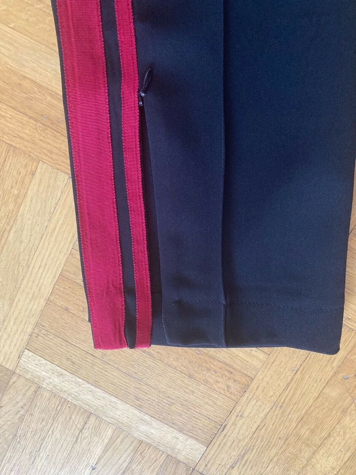 Hallhuber schwarze Sweatpant m. kirschroten Gallonstreifen,Gr. S in Göttingen