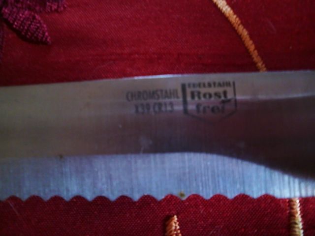 2 hochwertige Messer mit Wellenschliff, durchgängige Klinge bis in Hirschaid