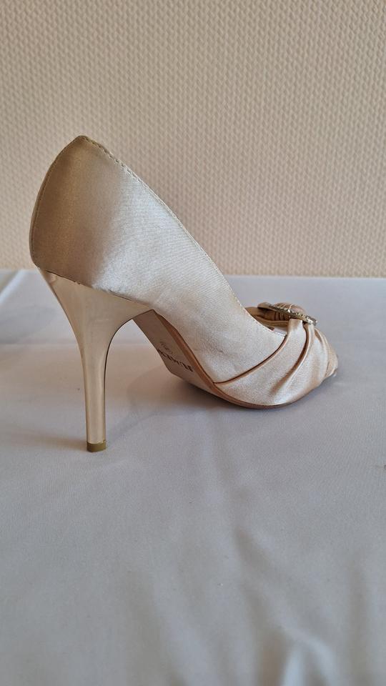 Cremefarbene High Heels mit goldener Schnalle, Größe 36 in Gröbenzell