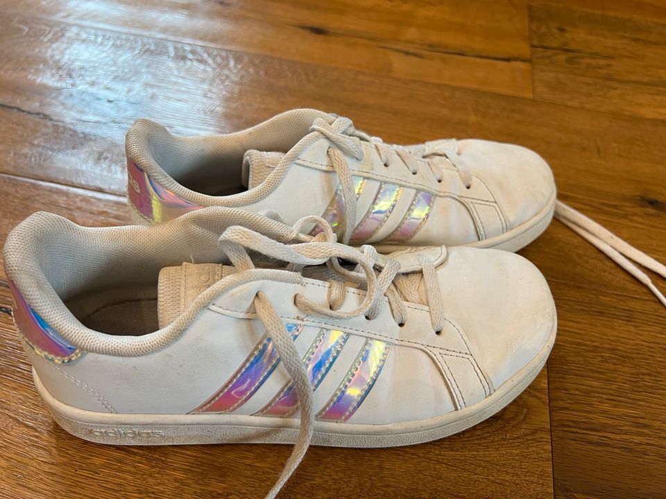 Adidas Sneaker, weiß mit Silber Streifen, Mädchen Größe 35 in Hessen -  Wetzlar | Gebrauchte Kinderschuhe Größe 35 kaufen | eBay Kleinanzeigen ist  jetzt Kleinanzeigen