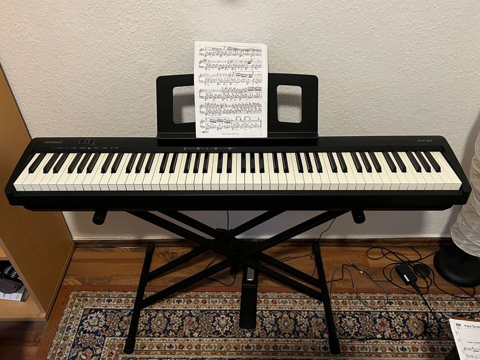 Digital Piano Roland FP-10 mit Pedal und Stand in Magdeburg