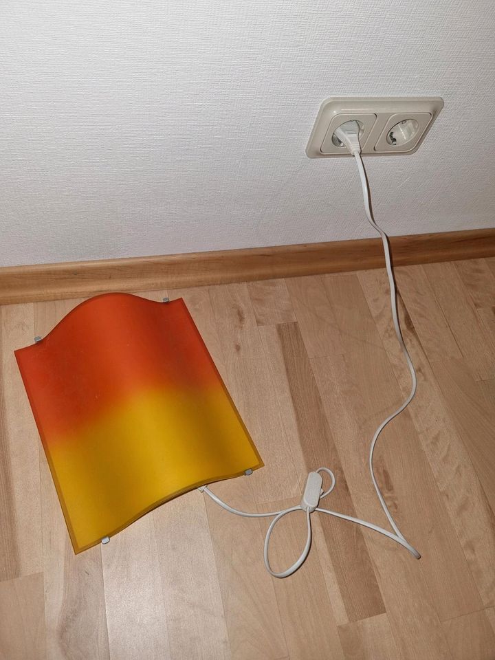 Wandlampe in gelb/orange in Gosheim