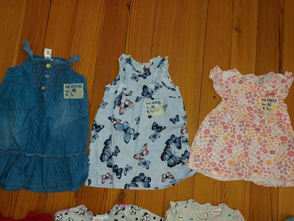 Kleider Größe 86 H&M Baby Club Disney Handmade Impidimpi Dopodopo in Klettgau