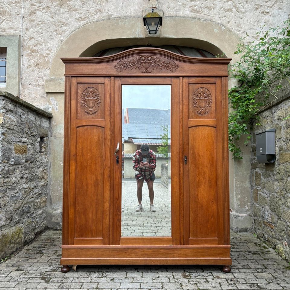 ANTIKER KLEIDERSCHRANK | JUGENDSTIL HOLZVERZIERUNGEN | EICHE in Würzburg