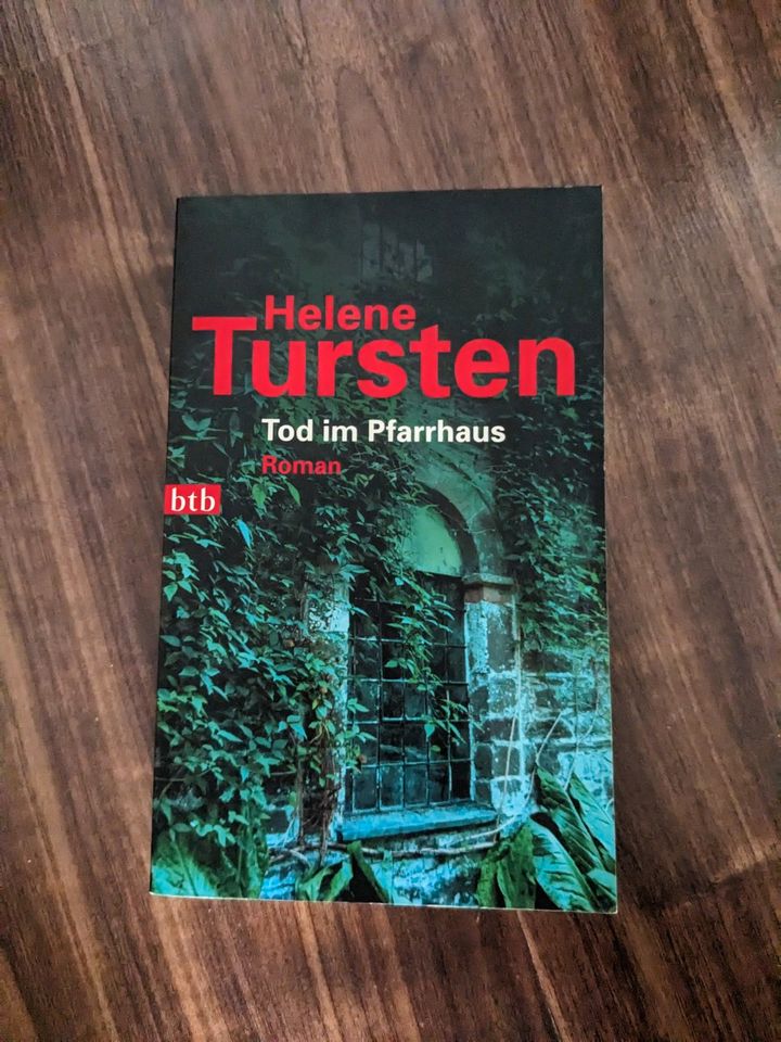 Helene Tursten - Feuertanz, Der erste Verdacht, Tod im Pfarrhaus in Mainz