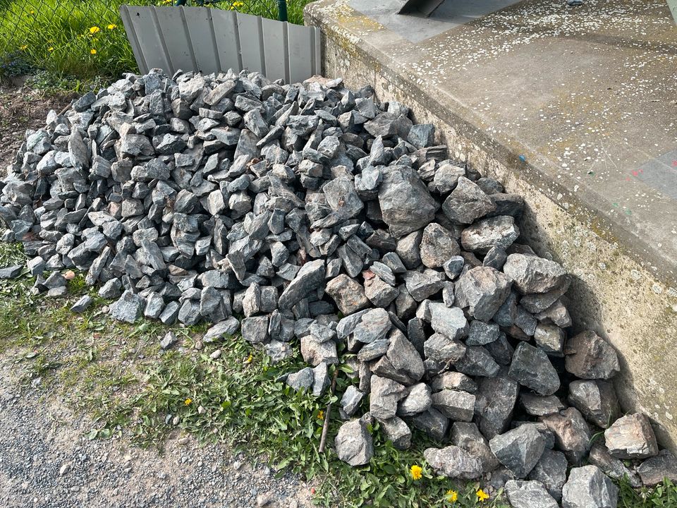 Steine Splitt schwarz grau ca 4Kubikmeter in verschiedenen Größen in Dresden