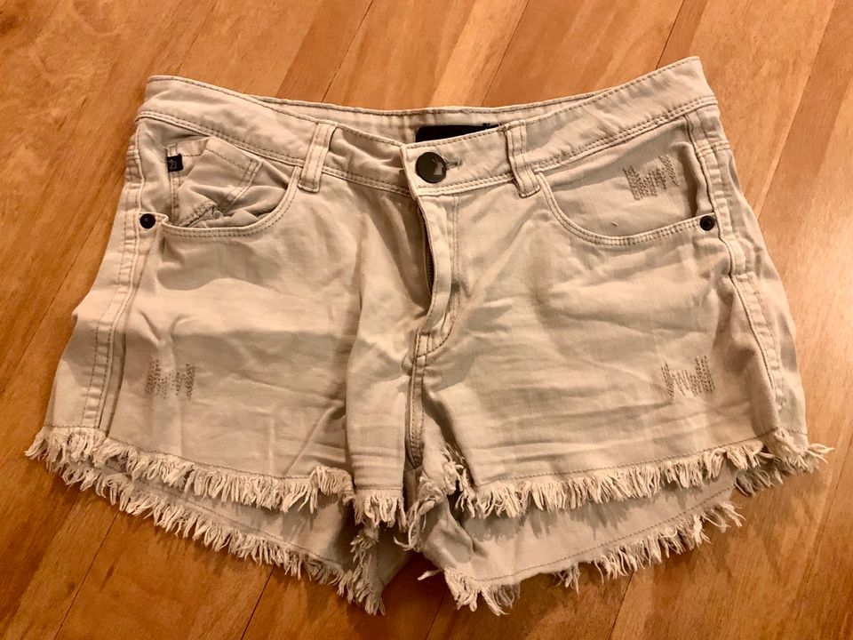 Kurze Jeans Shorts in hellgrau, Gr. 38 / M in Hamburg