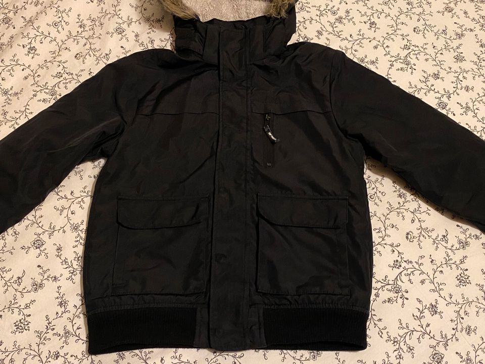 H&M Jacke Winterjacke Schwarz Junge Größe 146 in Seevetal