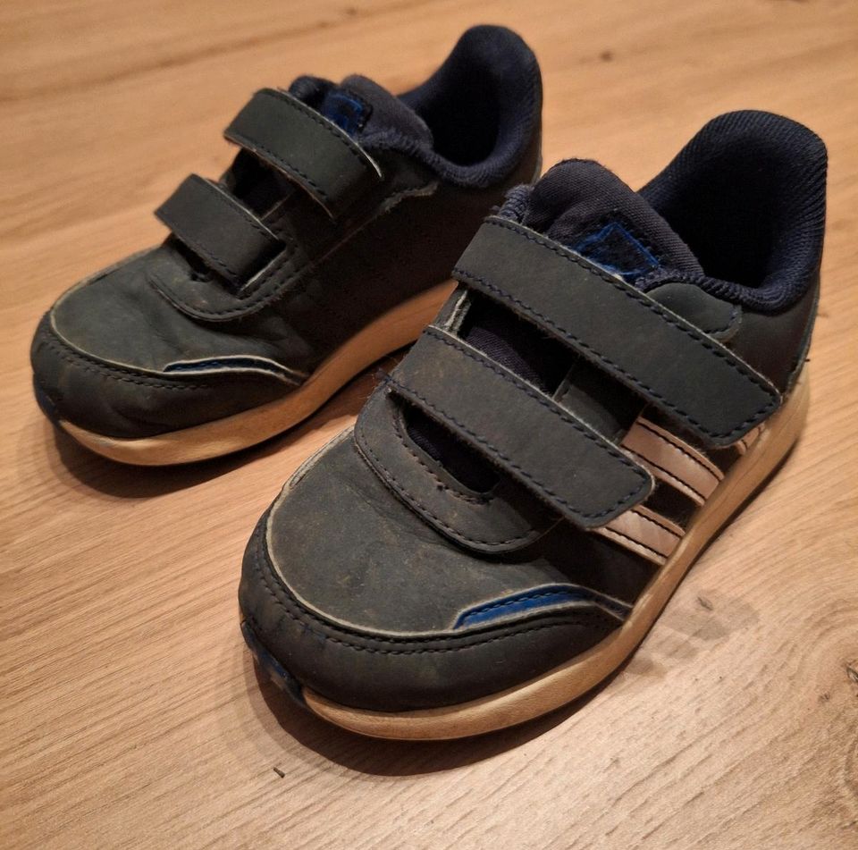 Kinderschuhe / Turnschuhe von Adidas in der Größe 25 in Betzdorf