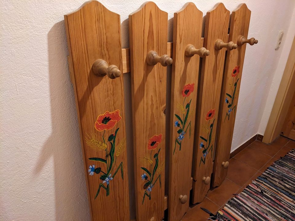 Garderobe handwerklich hergestellt und bemalt in Nürnberg (Mittelfr)