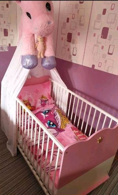 Prinzessin Kinderbett mit Kleiderschrank in Marienhafe