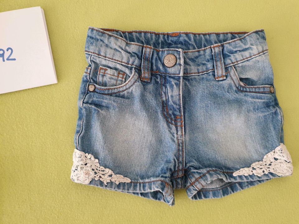 Süße Shorts in 86/92, je 2€ in Jade