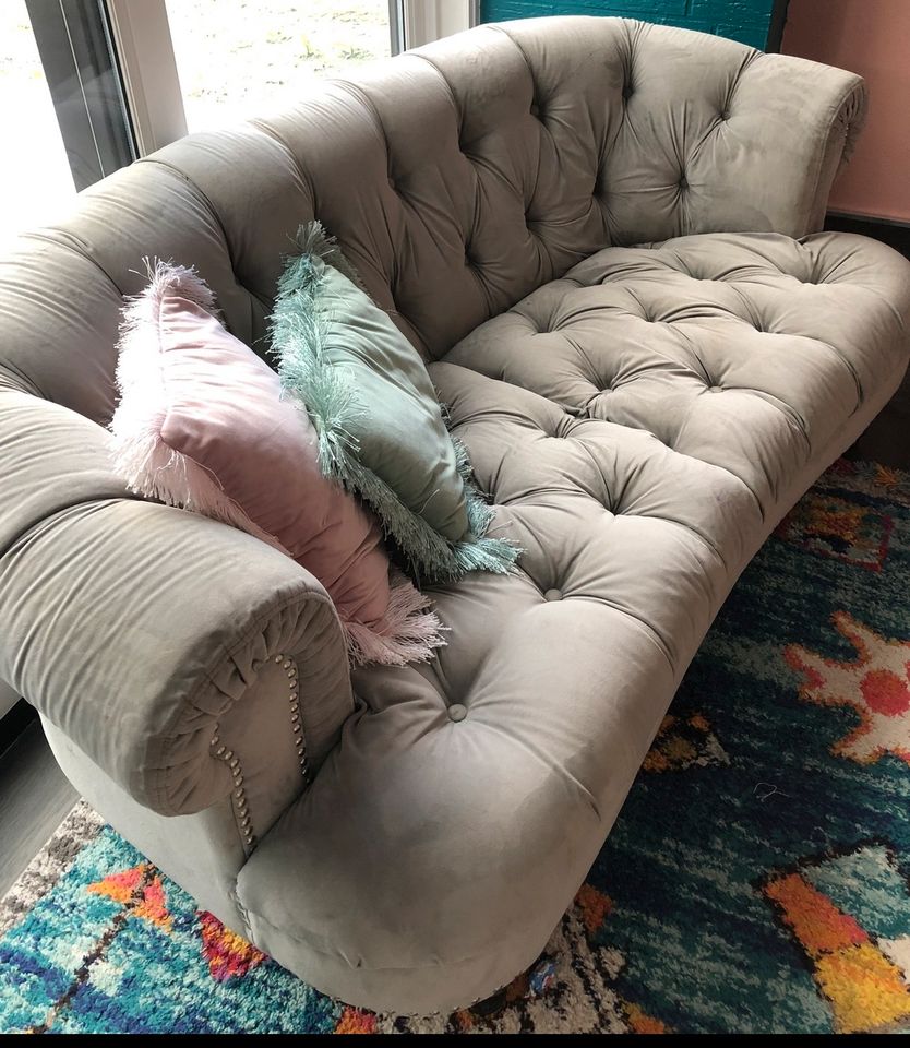 Chesterfield-Sofa mit Kissen in Bremen