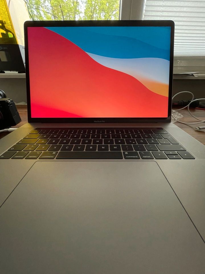 MacBook Pro 2019 15" i9 512gb 16gb - Radeon Pro 560x in Rendsburg