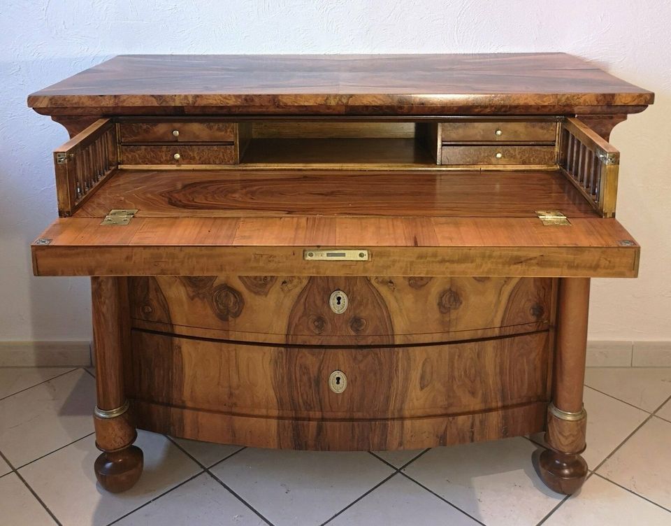 Biedermeier Säulen Kommode / Schreibkommode Nussbaum Antik in Ehringshausen