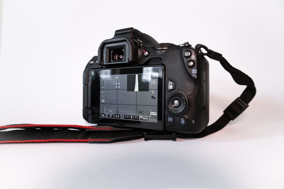 Digitalkamera Canon EOS 200D 24.2MP/ WiFi/ Bluetooth in Mülheim-Kärlich