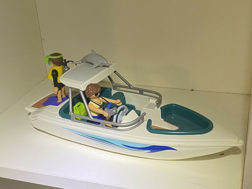 Playmobil Motorboot mit zwei Figuren und Delphin in Feucht