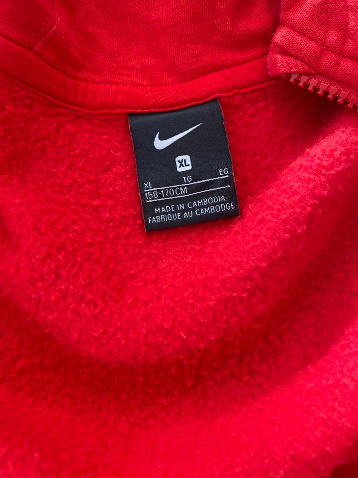 Nike Sweatjacke rot Gr. 158-170 XL in Kirchentellinsfurt