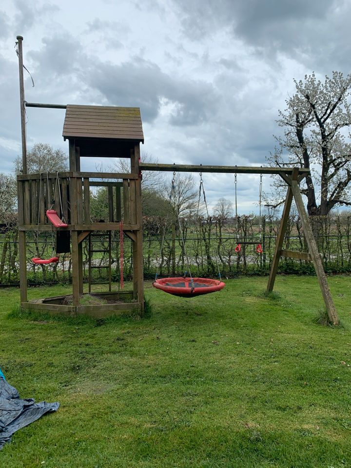 Winnetoo Spielturm mit Schaukel und Rutsche in Wachtendonk