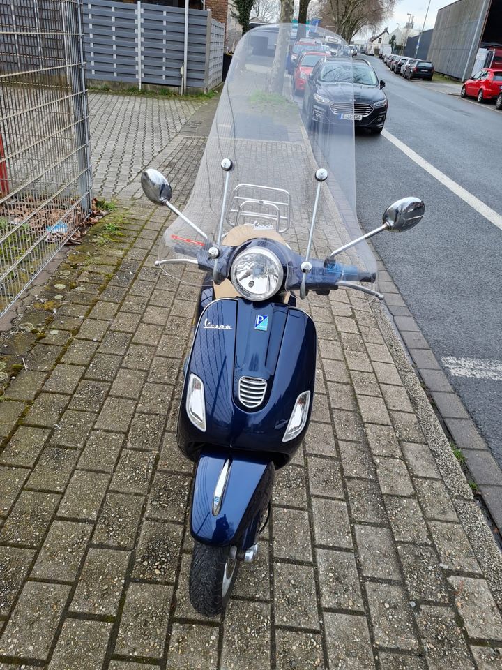 Piaggio Vespa LX50 4Takter Königsblau Sehr gepflegt 25ccm Mofa in Duisburg