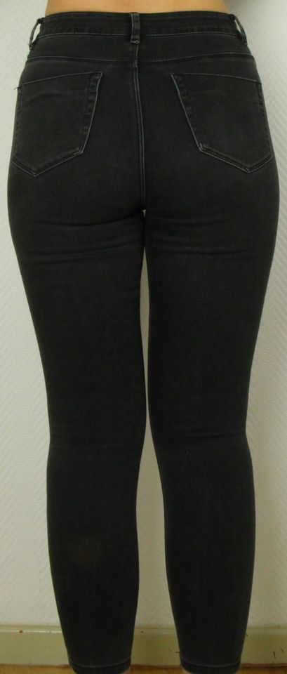 Jeans Gr-öße 36 38 W28-L30 ASOS Damen-Hose Skinny schwarz in Elze