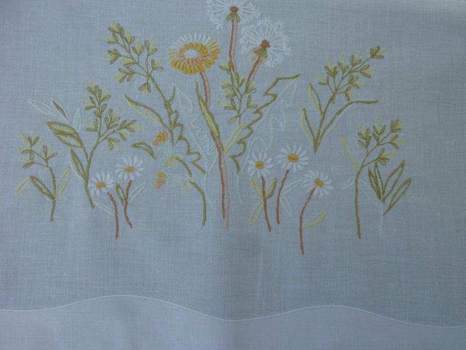 Frühlingsdecke bestickt mit Blumenmuster ca. 70 x 70 cm "NEU" in Merklingen