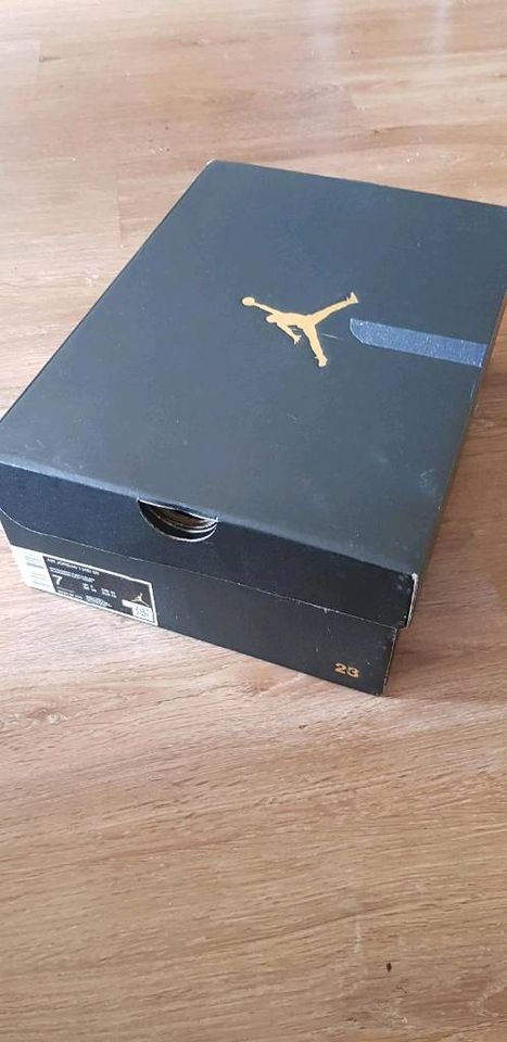 Nike Jordan lila weiß fast neu in Troisdorf