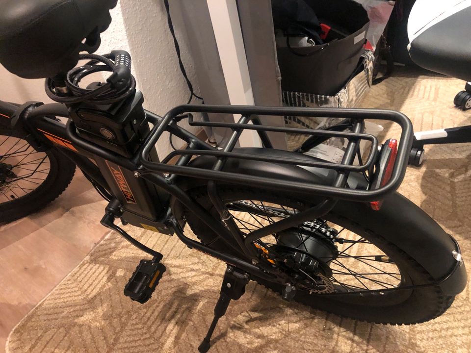 Elektrisches Faltrad mit dicken Reifen in Aachen