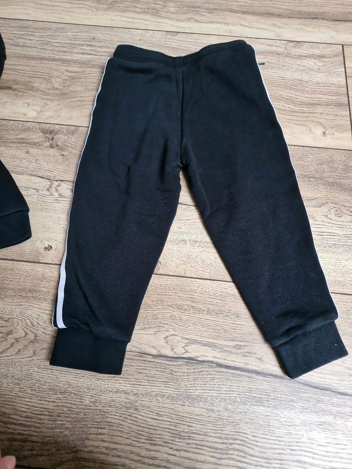 Adidas Jogginganzug Größe 104 Hose Sweatshirt in Brakel