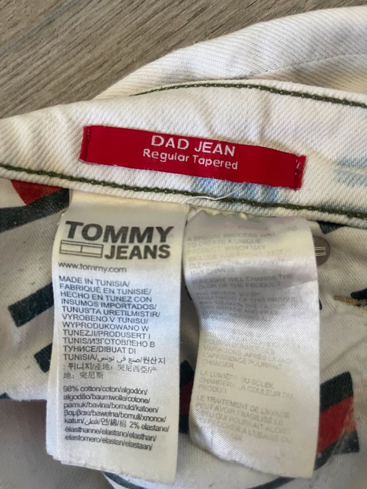 Tommy Hilfiger weiße Dad Jeans mit blauen Flecken in Bremerhaven